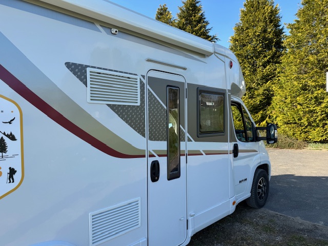 Intégration des caméras latérales du kit 360° sur un camping-car