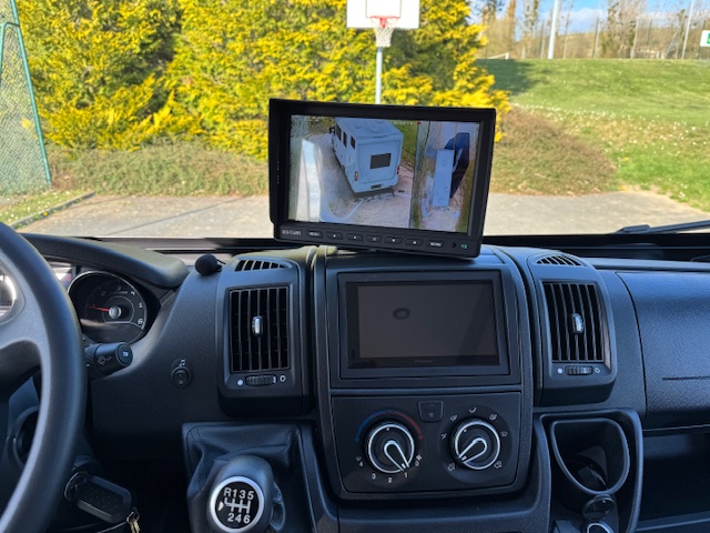 Moniteur du kit 360° dans un camping-car