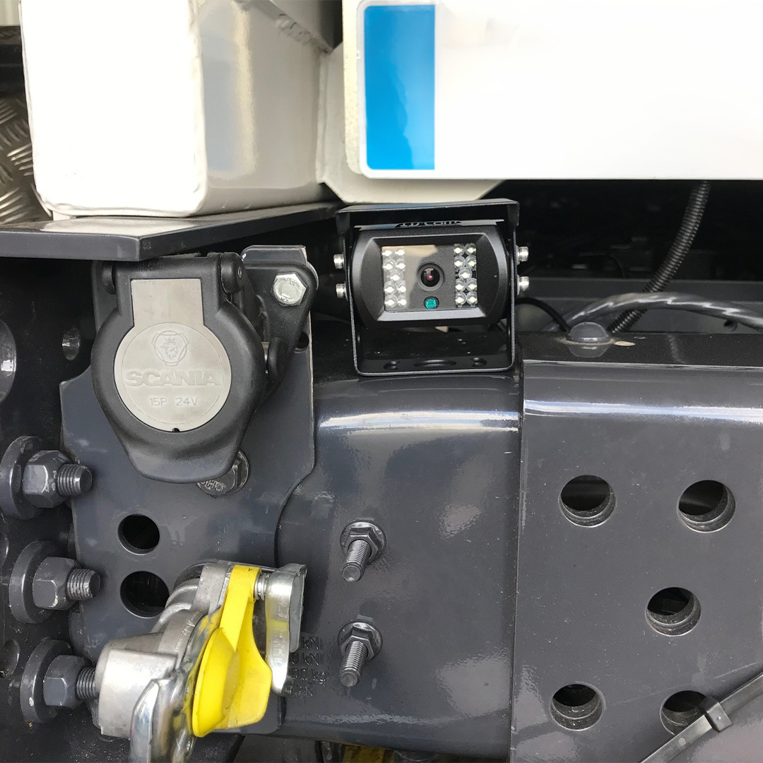 Caméra de recul filaire installée à l'arrière d'un camion Scania