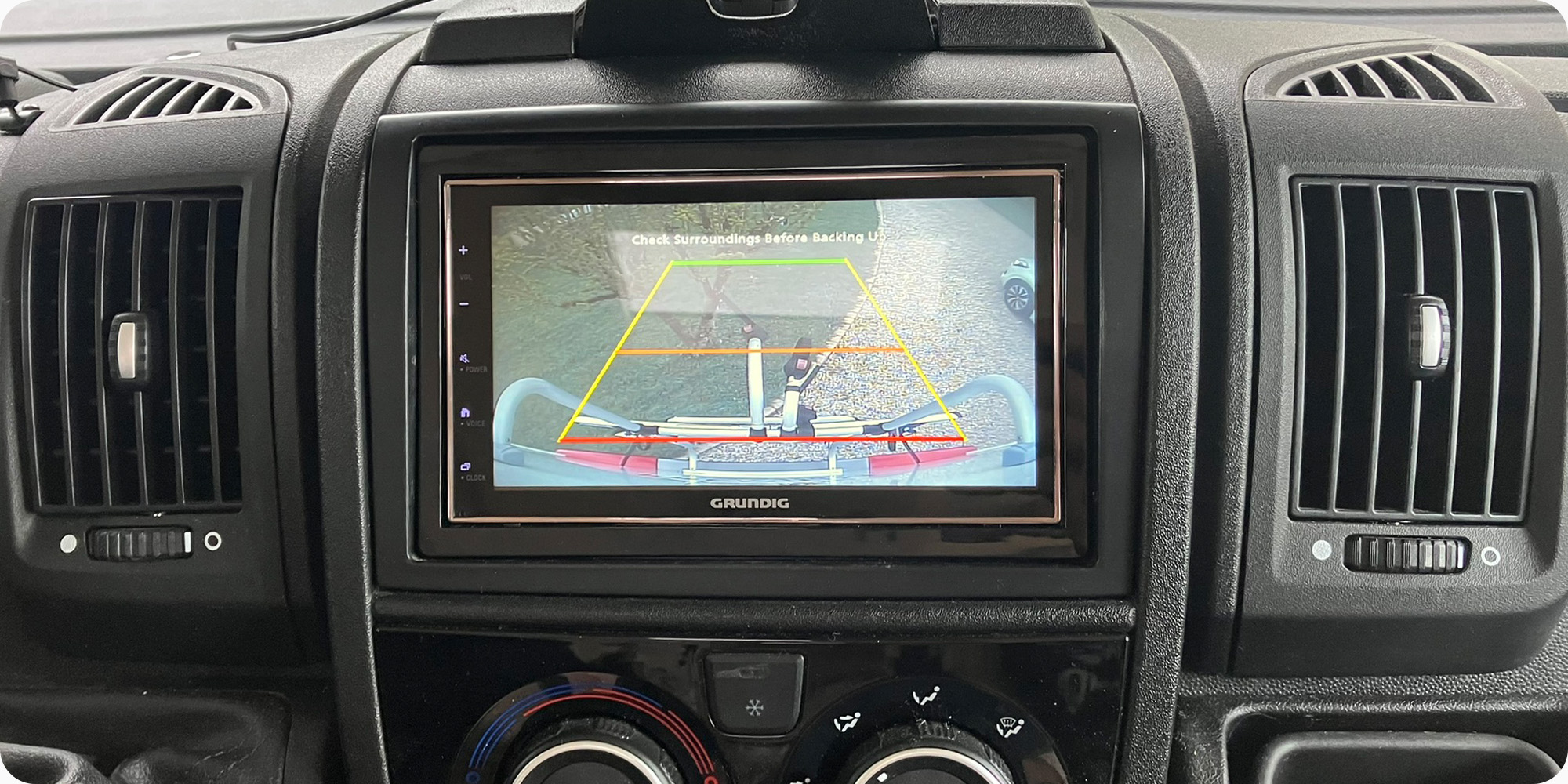 Caméra de recul RCA connectée à un autoradio 2-DIN Grundig