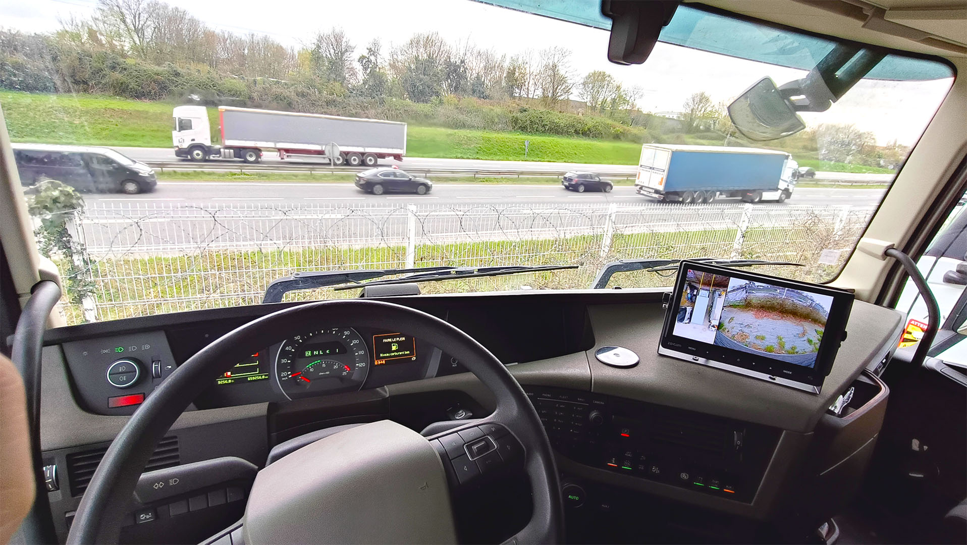Moniteur du kit 360° dans un camion