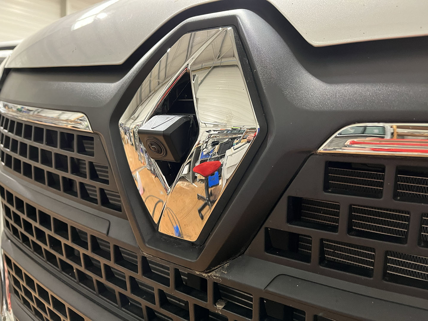 Intégration de la caméra avant du kit 360° sur un fourgon