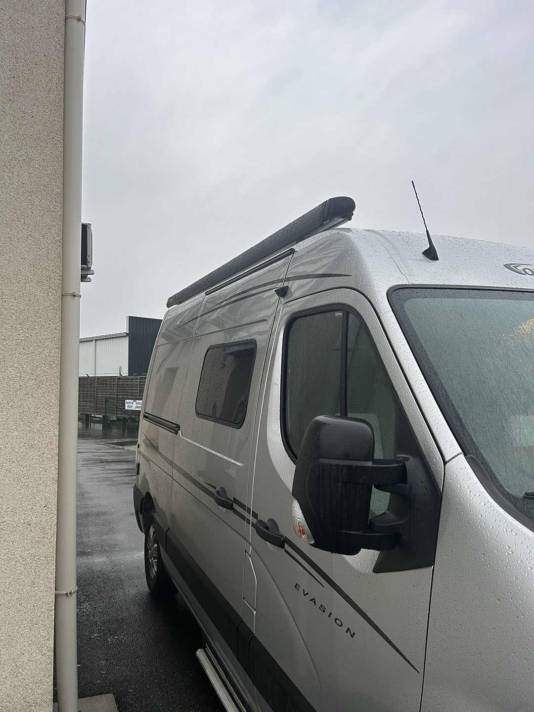 Intégration des caméras latérales du kit 360° sur un fourgon