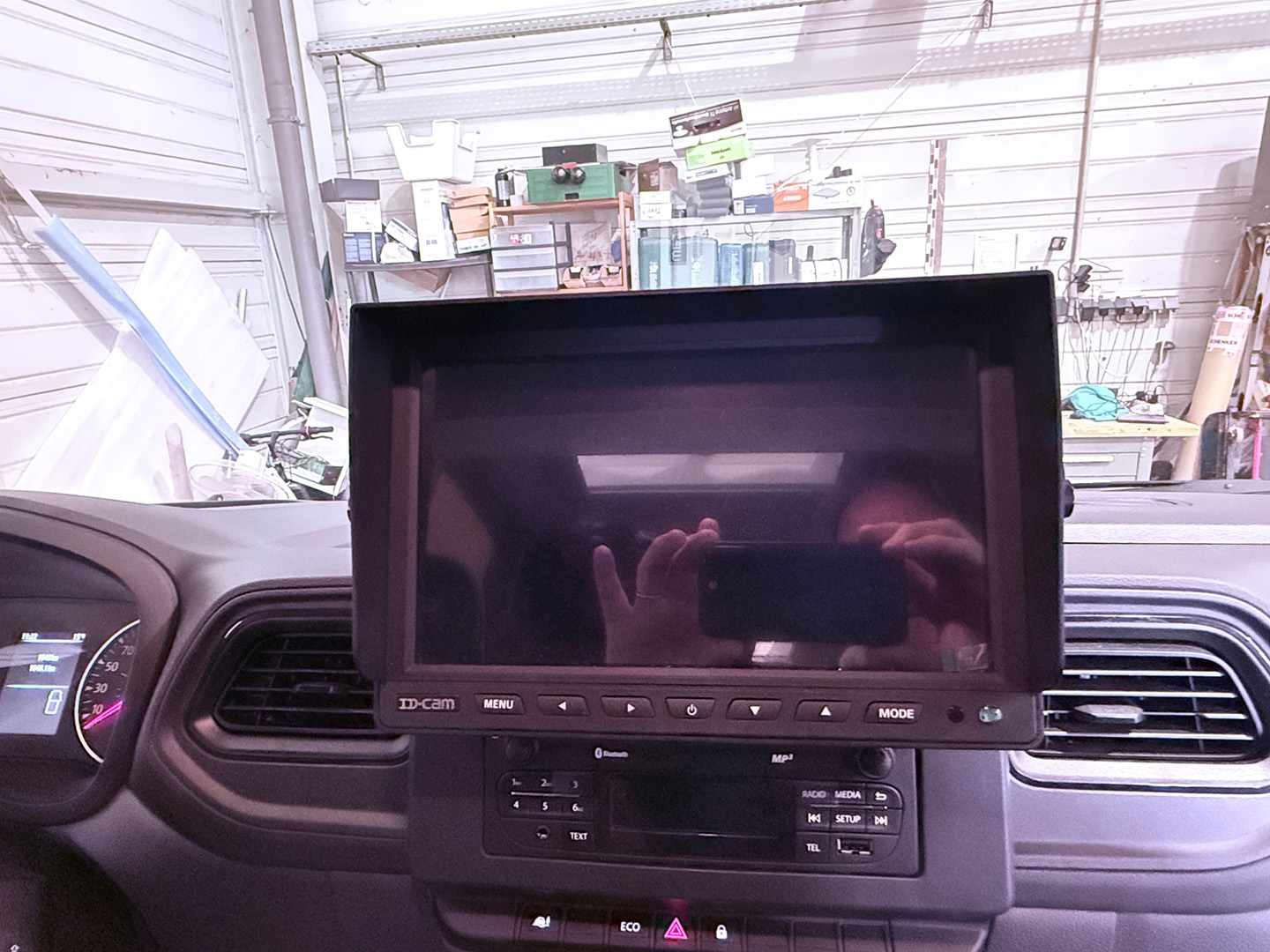 Moniteur du kit 360° dans un fourgon