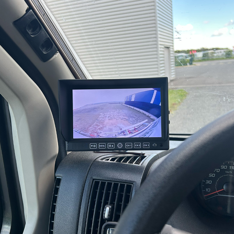 Installation du moniteur 7 pouces dans un fourgon avec caméra de recul grand angle 170°