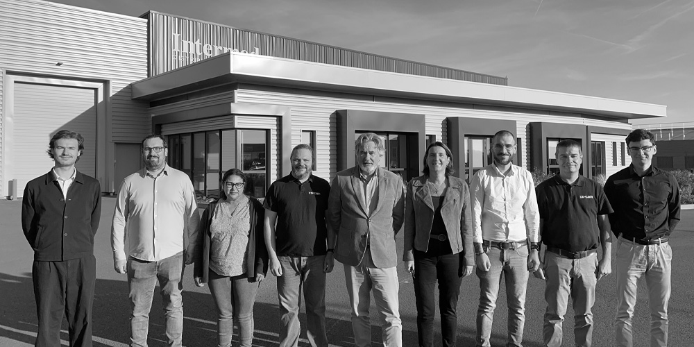 Notre équipe au complet devant nos locaux