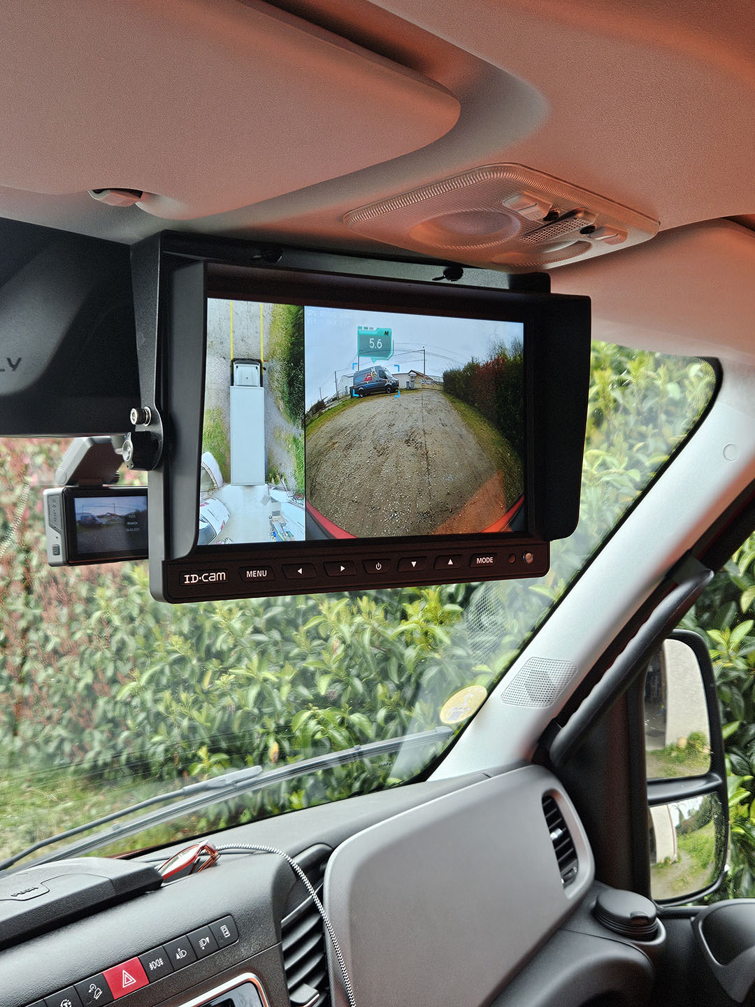 Moniteur du kit 360° dans un utilitaire